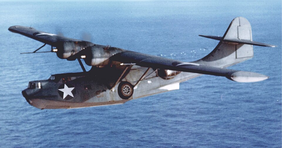 PBY-5A en patrulla marítima: tren retráctil y flotadores plegables, un anfibio de verdad.