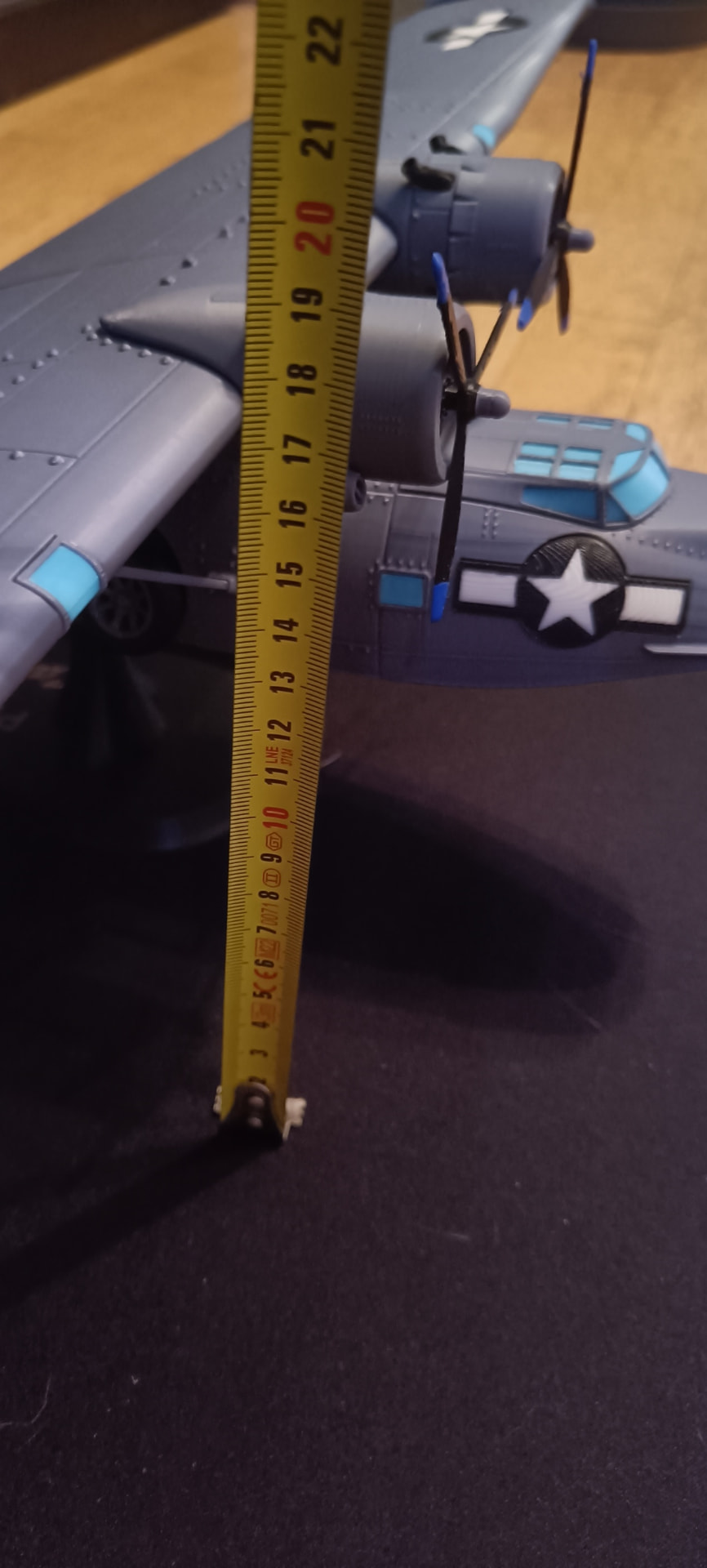 Altura sobre la peana: 21,5 cm hasta la punta de la hélice.