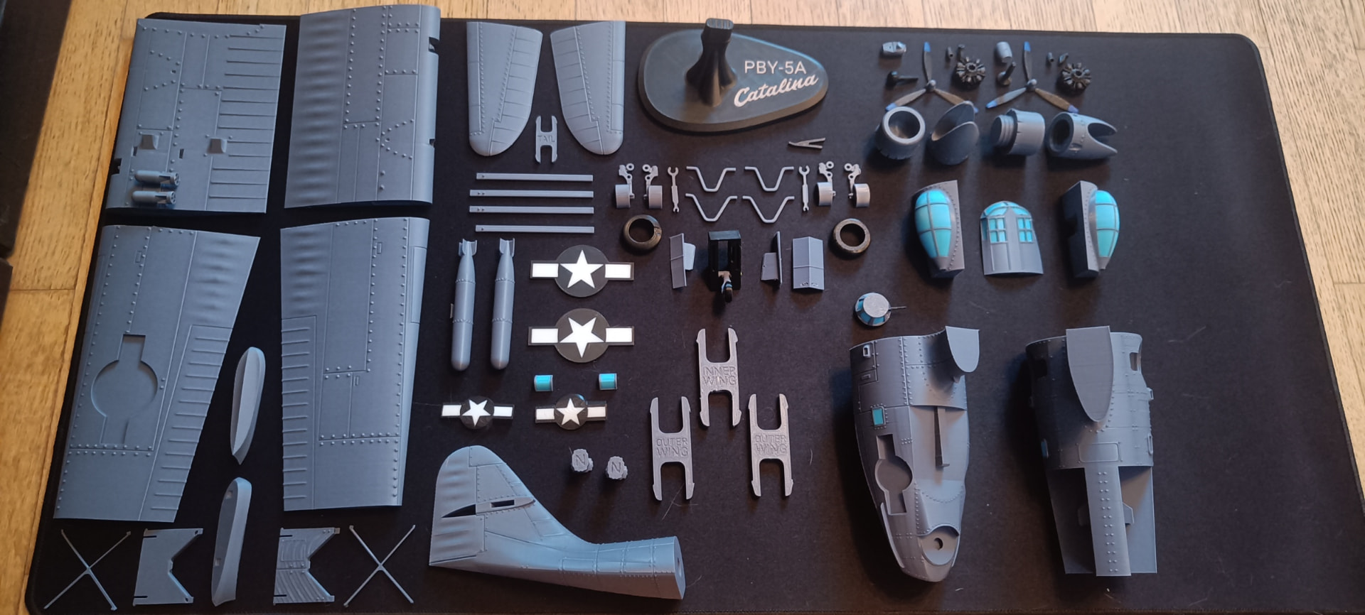 Kit completo PBY-5A Catalina organizado en bandeja