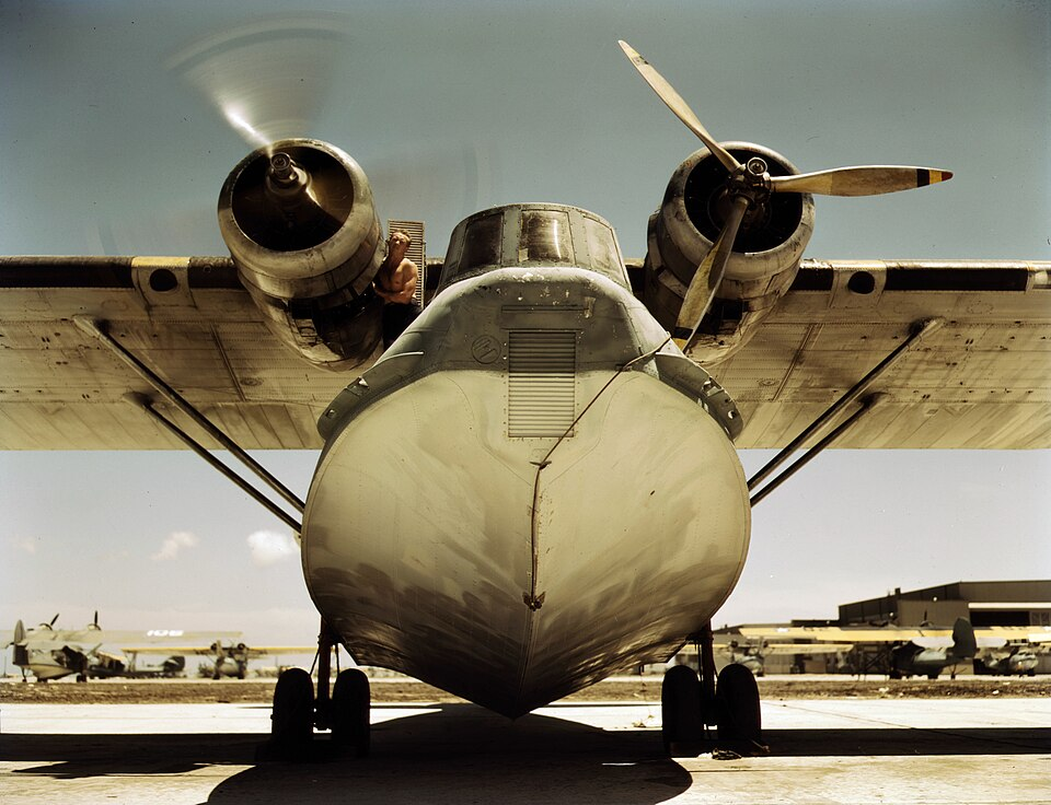 Dos Pratt & Whitney Twin Wasp, 2.435 cv en total y hélices de tres palas.